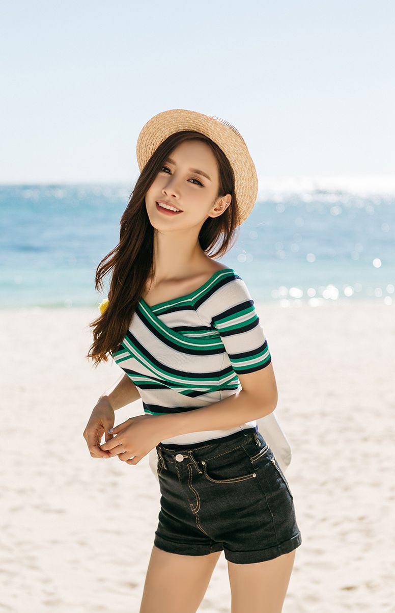 Son Yoon Joo Beach Temperament Picture and Photo