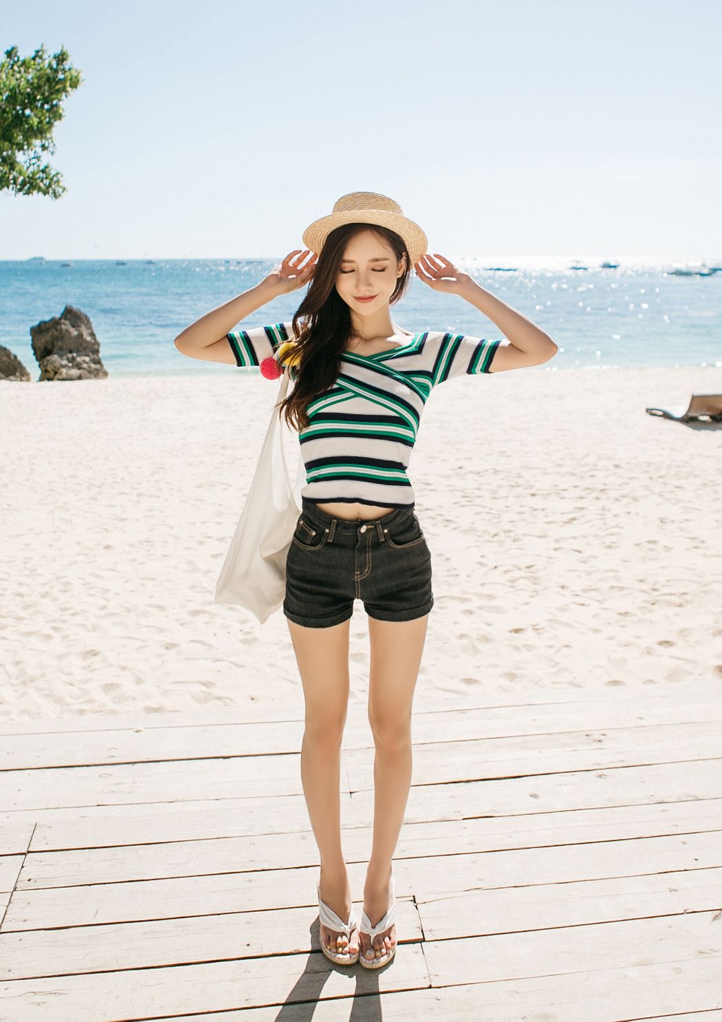 Son Yoon Joo Beach Temperament Picture and Photo