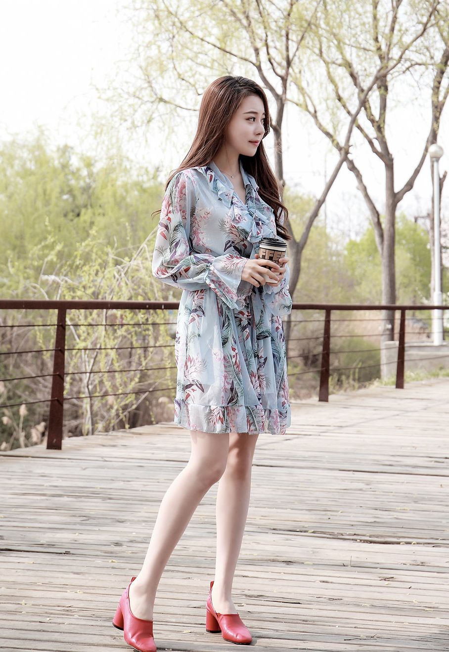Kim Min Young Street Legs Picture and Photo 1