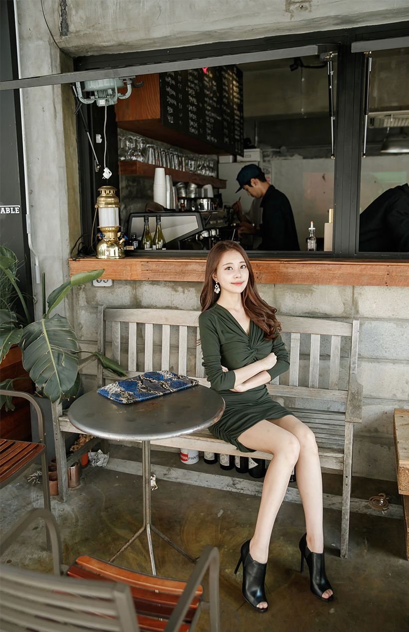 Kim Min Young Street Legs Picture and Photo 1