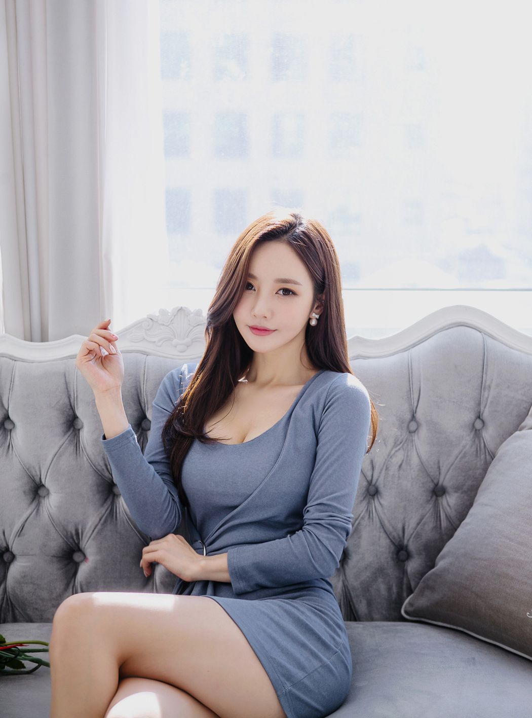 Son Yoon Joo 2017 Beautiful Legs Temperament Picture and Photo
