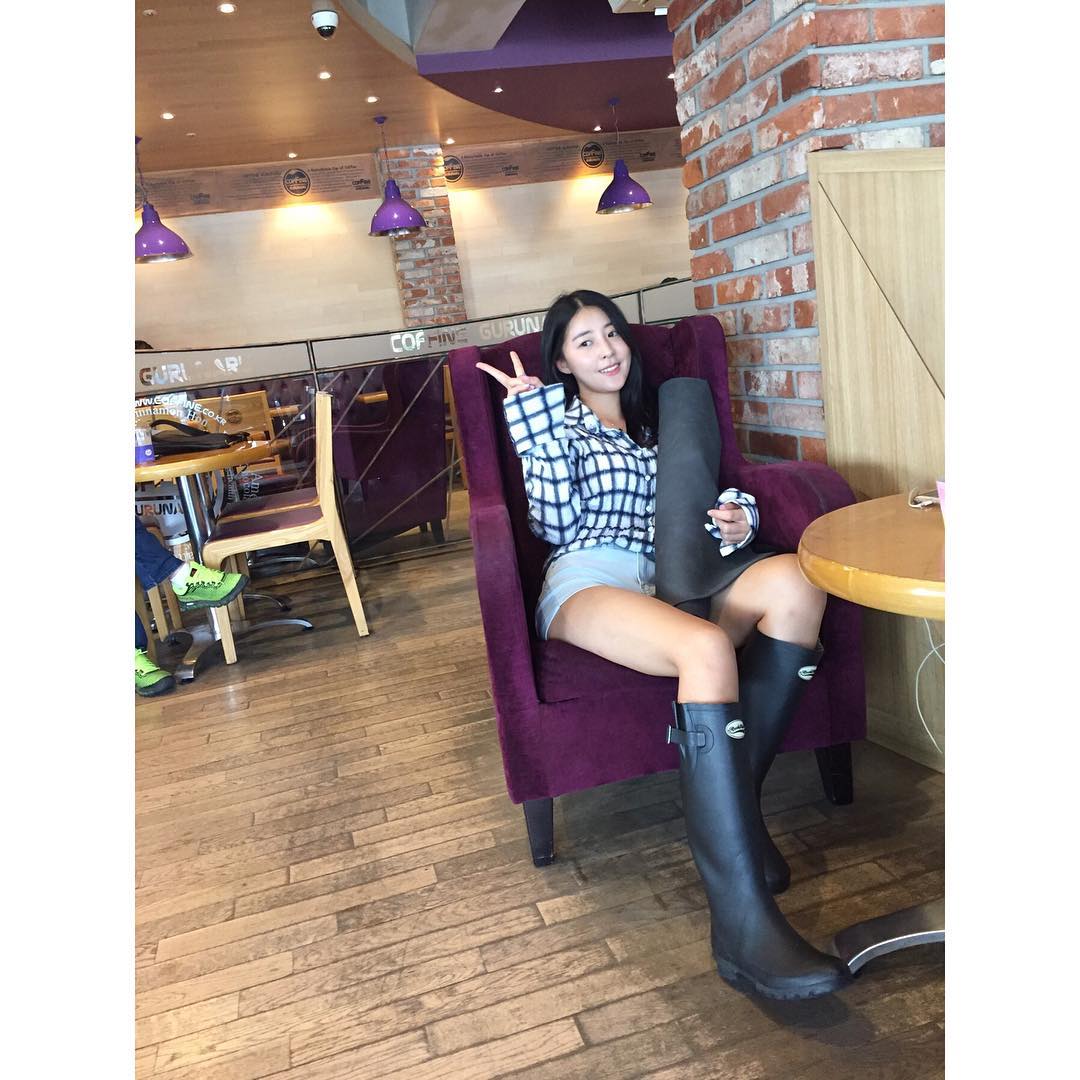 Hwang A Young Beautiful Legs Temperament Picture and Photo