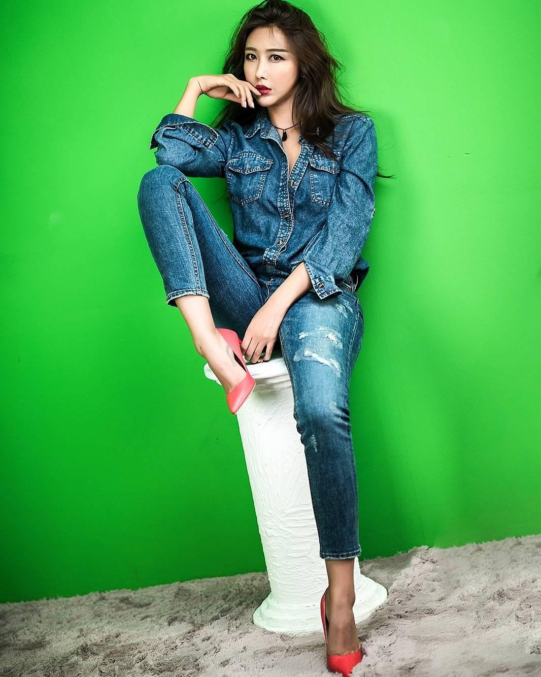 Jang In Young Beautiful Legs Picture and Photo