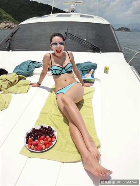 Celine Chung Big Boobs Sexy Hot Bikini Picture and Photo