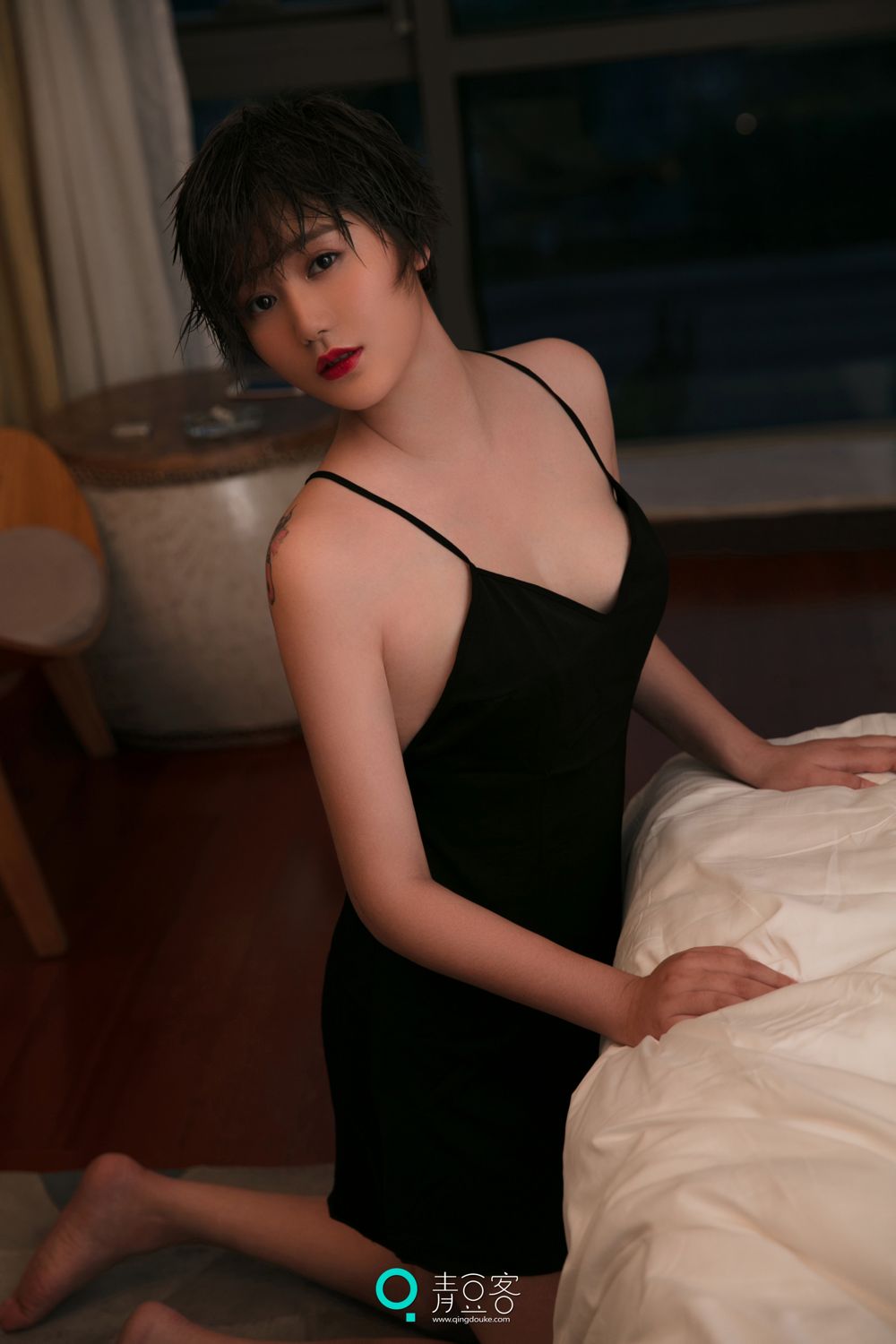 QingDouKe - Black Suspender Charming Temperament