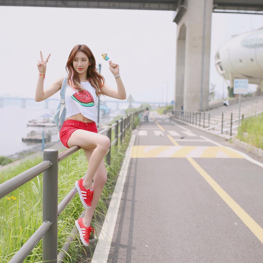 Ye Jung Hwa Hot Beautiful Legs Picture and Photo