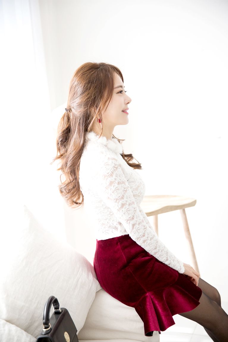 Kim Min Young Black Lace and Legs Picture and Photo 6