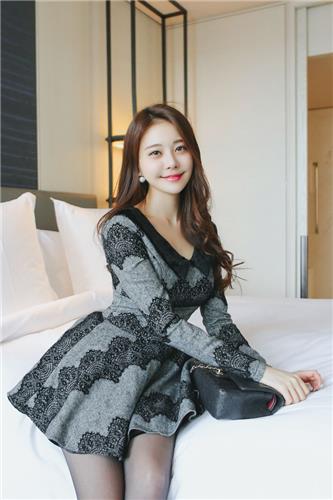 Kim Min Young Black Lace and Legs Picture and Photo 5
