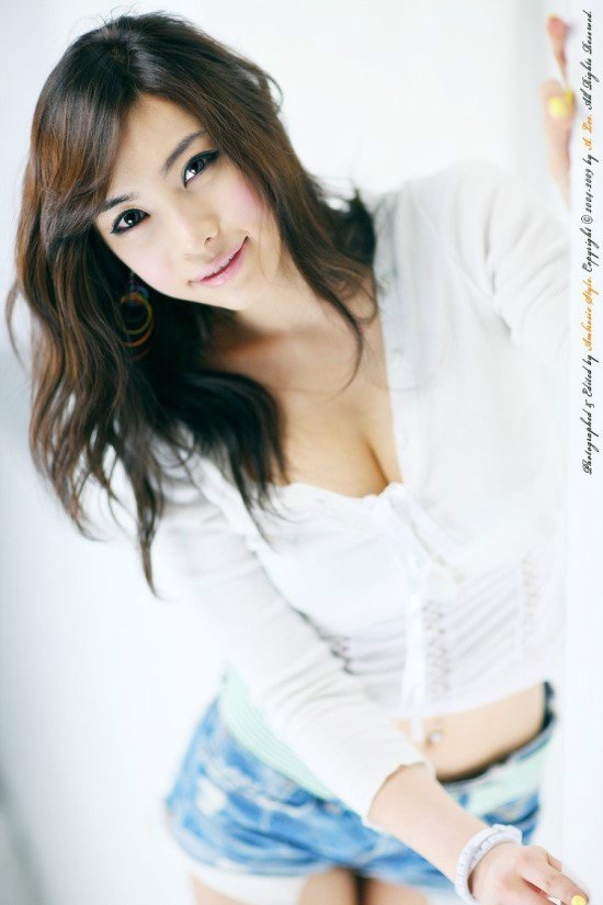 Koearn BJ Cho Si Hee High Definition Picture and Photo