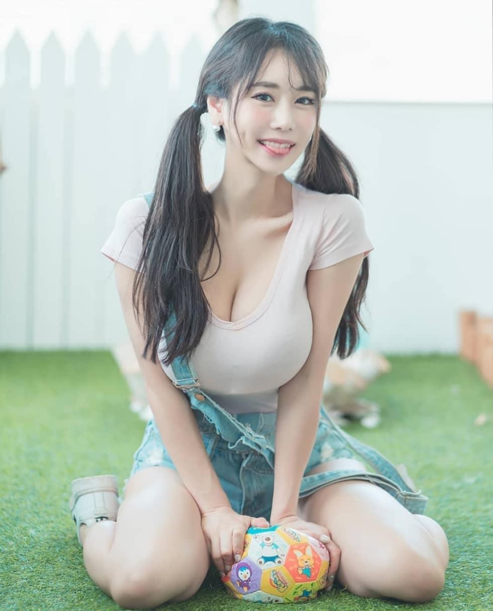 Candyseul Huge Boobs Big Booty Picture and Photo