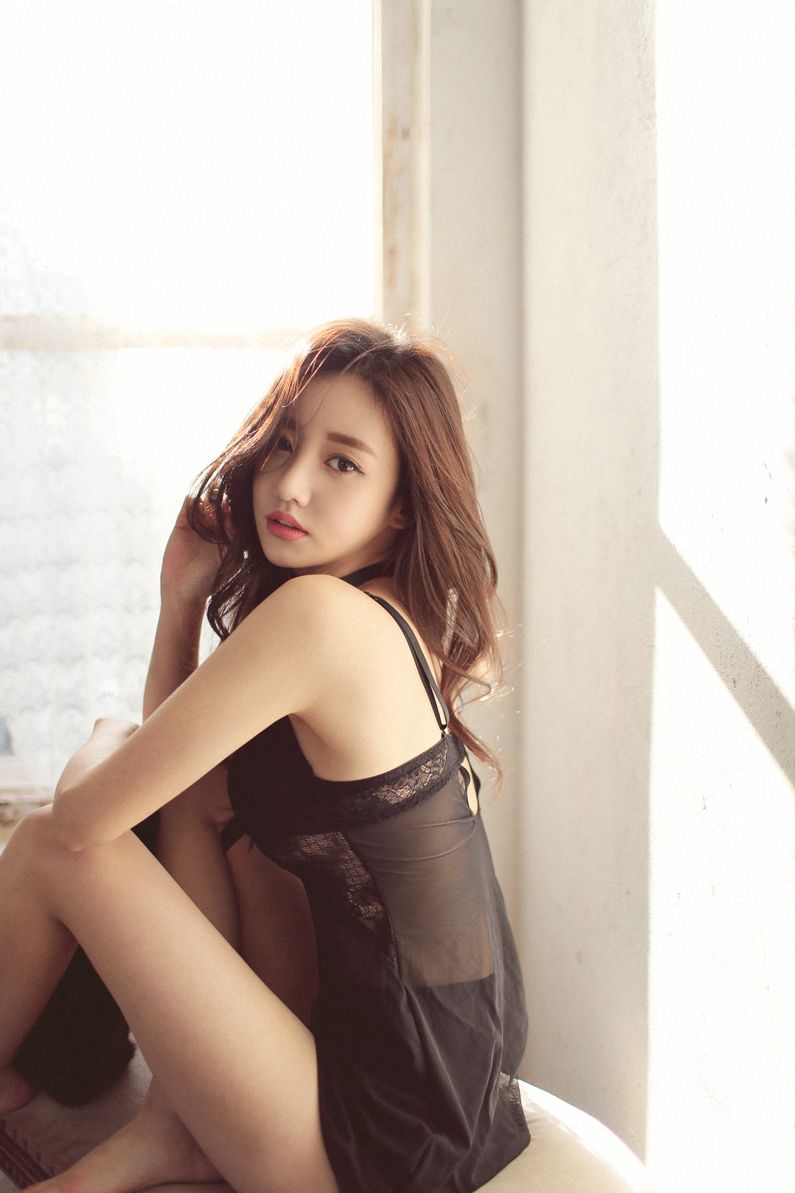 Son Yoon Joo Temperament Bra Picture and Photo 2