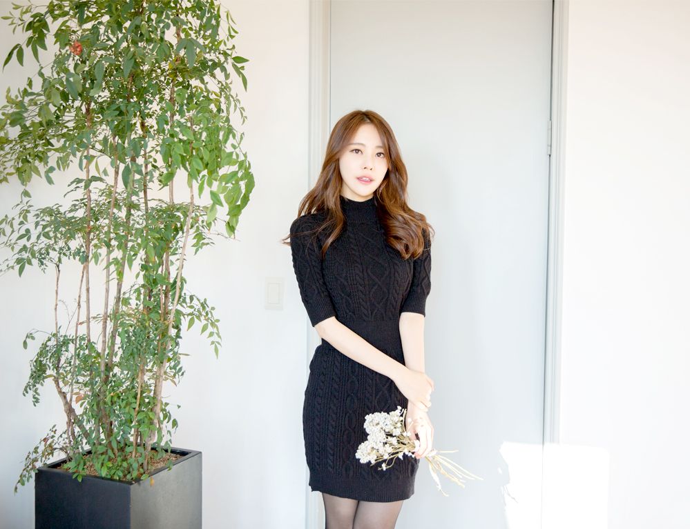 Kim Min Young Black Lace and Legs Picture and Photo 2