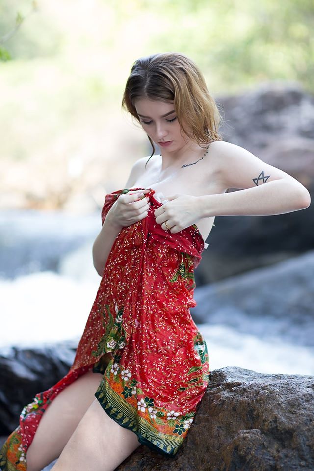 Jessie Vard Sexy Outdoor Picture and Photo