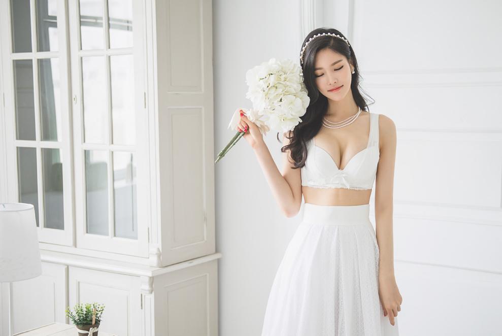 Park Jung Yoon Casual Clothes and Wedding Dress Picture