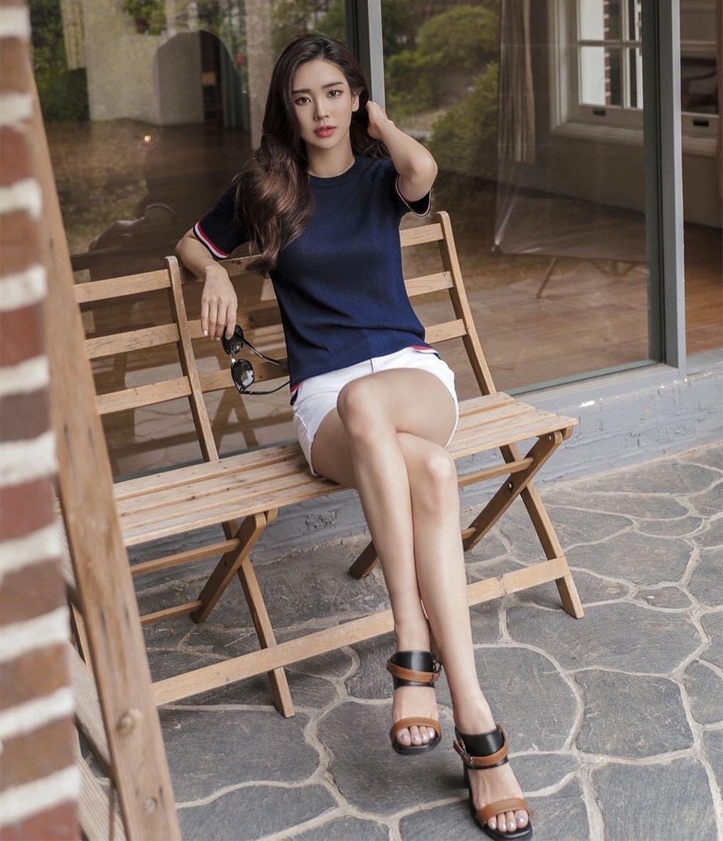 Park Da Hyun Beautiful Legs Temperament Picture and Photo