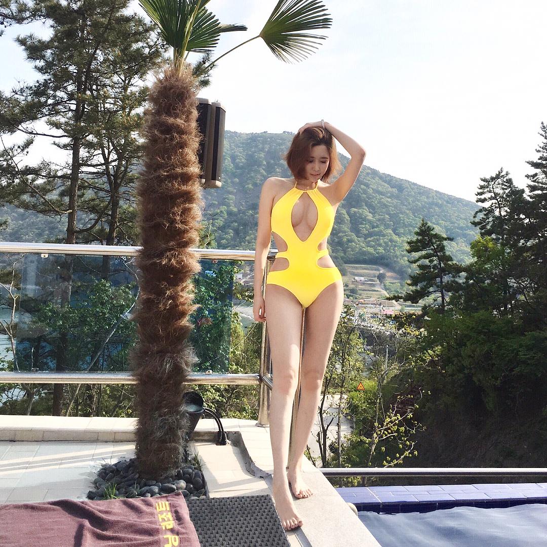 Choi Somi Swimming Pool Bikini Picture and Photo